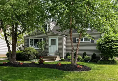 18 Wrexham S Ct, Tonawanda, NY 14150