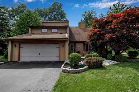 1 Goldfinch Ct, Amherst, NY 14228