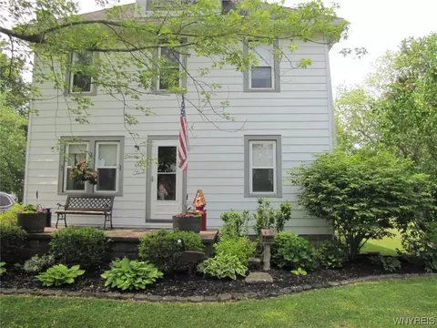 702 Schwartz Rd, Lancaster, NY 14086