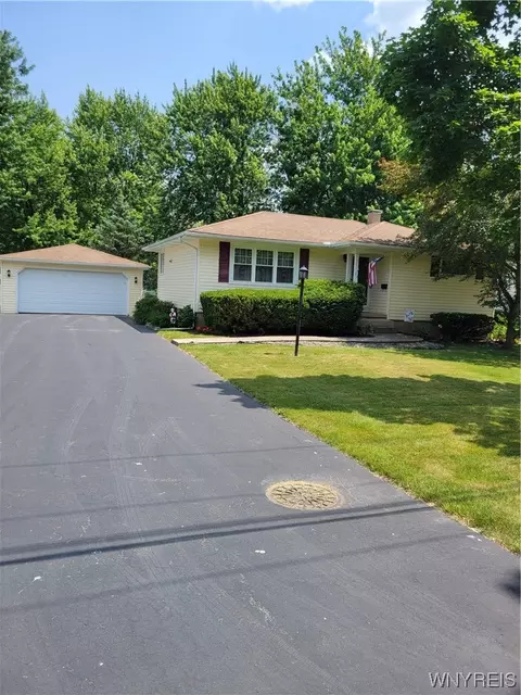 22 Briarwood Dr, Lockport, NY 14094