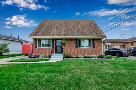 39 Cloister Ct, Buffalo, NY 14219