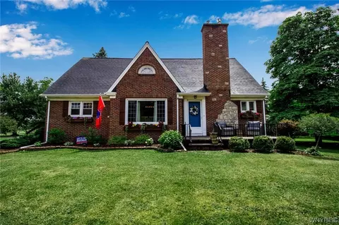 221 Pleasant View Dr, Lancaster, NY 14086