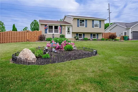 6639 Royal Pkwy N, Lockport, NY 14094