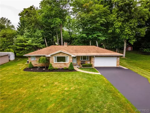 58 Faahs Dr, Orchard Park, NY 14127