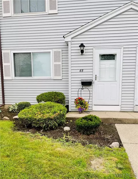 48 Parkview Ct, Lancaster, NY 14086