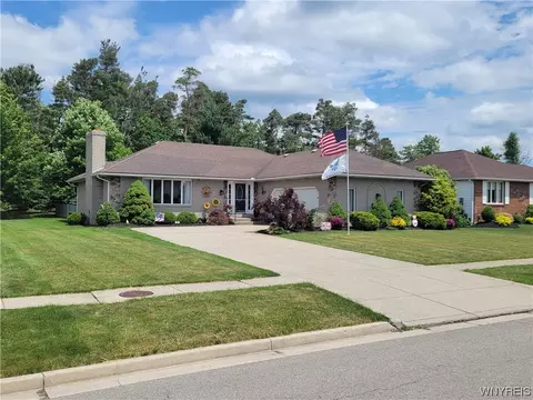 27 Centennial Ct, West Seneca, NY 14224