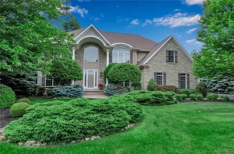 5088 Rockledge Dr, Clarence, NY 14031