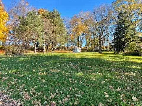 9695 Roanoke Rd, Stafford, NY 14143