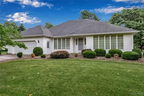 6999 Arrowhead Dr, Pendleton, NY 14094