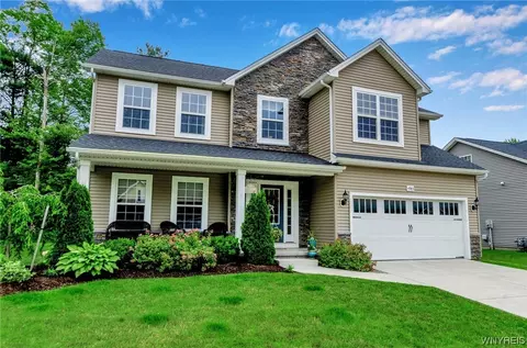 4985 Waterford Ln, Hamburg, NY 14075