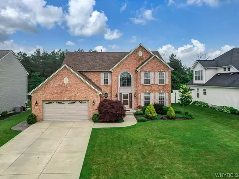 26 Creekwood Dr, Lancaster, NY 14086
