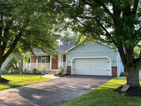 8130 Hickory Ln, Niagara, NY 14304