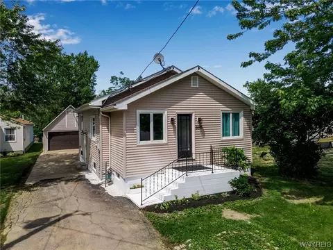 2698 Lakewood Ave, Hamburg, NY 14075