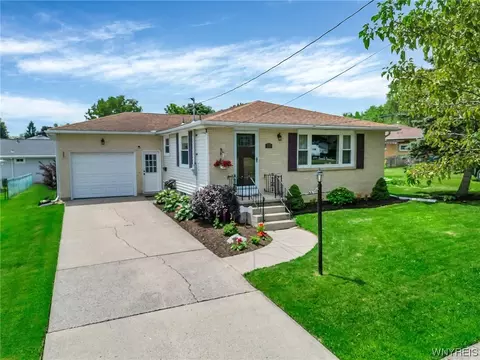 77 Madison St, Lancaster, NY 14086