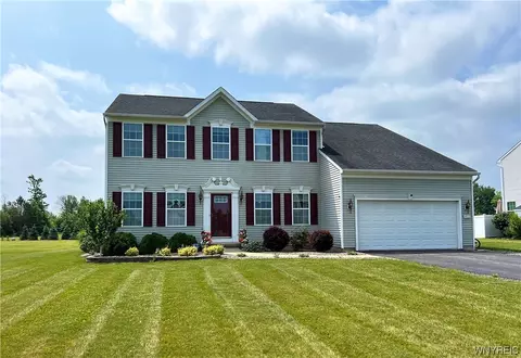 4922 Cloverleaf Ln, Pendleton, NY 14094