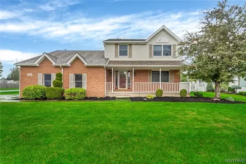 7243 Balla Dr, Wheatfield, NY 14120