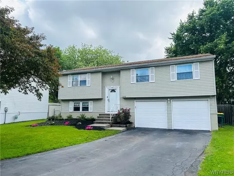 7090 Academy Ln, Lockport, NY 14094