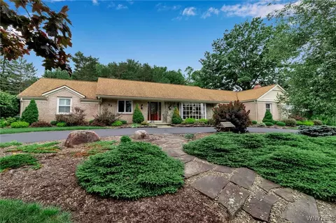 83 Fox Chapel Dr, Orchard Park, NY 14127