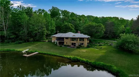 1865 Hubbard Rd, Aurora, NY 14052