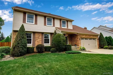 8 Hemlock Ln, Lancaster, NY 14086