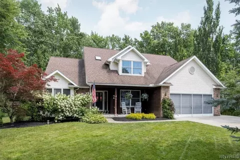 90 Old Orchard Ln, Orchard Park, NY 14127