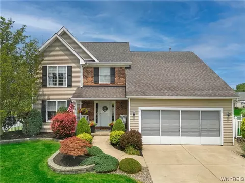 28 Garnet Dr, Cheektowaga, NY 14227