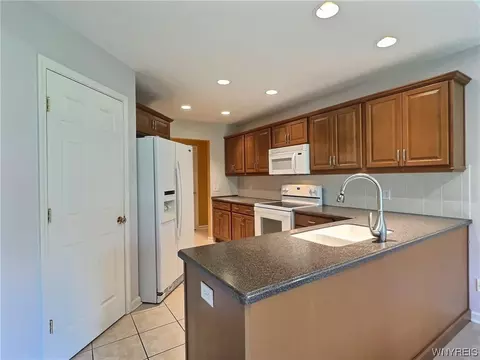 50 Mapleton Dr, Amherst, NY 14221 photo 4