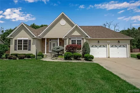 2773 Driftwood Dr, Wheatfield, NY 14304