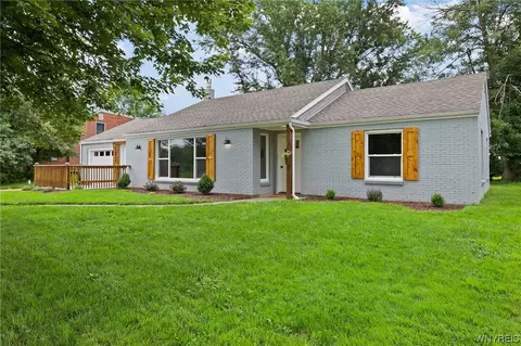 282 Creekside Dr, Tonawanda, NY 14150