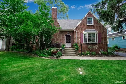 64 Royal Pkwy E, Amherst, NY 14221