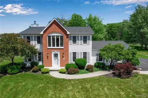 5493 Hallmark Ln, Lockport, NY 14094