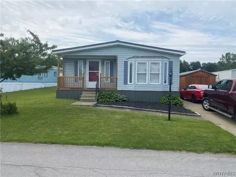 4 Rippleway Dr, Hamburg, NY 14075