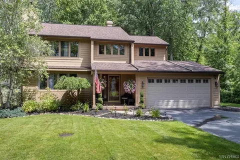 59 Silver Thorne Dr, Amherst, NY 14221