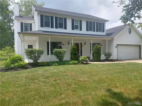25 Pinyon Dr, Orchard Park, NY 14127