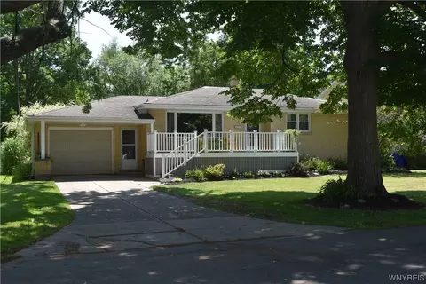 17 W Willowdale Dr, West Seneca, NY 14224