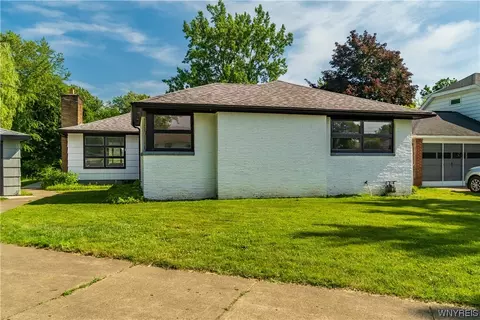 11 Eastwood Dr, West Seneca, NY 14224