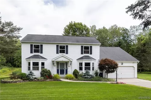 70 Summerdale Dr, East Aurora, NY 14052