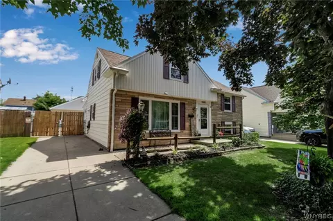 5001 Chapman Pkwy, Hamburg, NY 14075