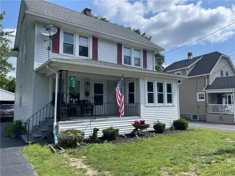 16 Inwood Pl, Lancaster, NY 14086