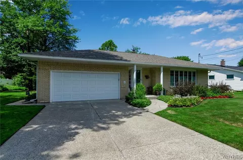 61 Harvey Dr, Lancaster, NY 14086