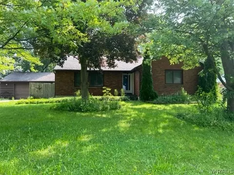 7099 Mavis Dr, Wheatfield, NY 14120