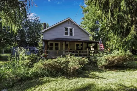 1297 Pontiac Rd, Evans, NY 14006