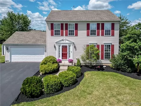 6391 Green Valley Ln, Lockport, NY 14094