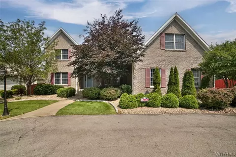 154 Pleasant View Dr, Lancaster, NY 14086