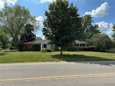 516 Park Club Ln, Amherst, NY 14221