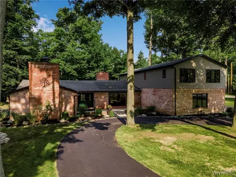 5220 Donnington Rd, Clarence, NY 14031