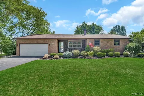 7241 Graydon Dr, Wheatfield, NY 14120