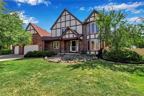 8 Larsen Ln, West Seneca, NY 14224