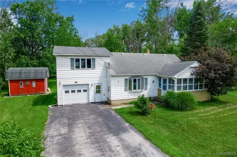 8 Meadowbrook Ter, Pembroke, NY 14036