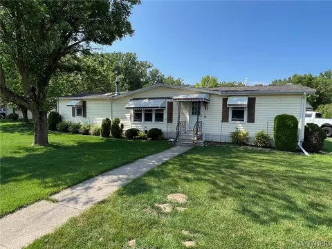 78 Lorraine Pl, West Seneca, NY 14224